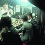Lockeres Austauschen in einer Ramen-Bar im Golden Gai. (Bild: Marco Kamber)