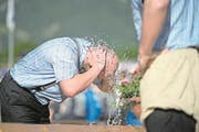 Unverzichtbar: Sich frisch machen vor dem nächsten Gang. (Bild: Pius Amrein/LZ, Altdorf, 28. Mai 2017)