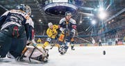 Ein stetes Auf und Ab beim EV Zug: Torhüter Tobias Stephan (links) und Larri Leeger (Nr. 8) verteidigen den Puck im Spiel gegen Davos. (Bild: Alexandra Wey/Keystone (Zug, 25. November 2017))