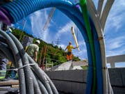Im Unterengadin manipulierten Bauunternehmen über Jahre hinweg Beschaffungen im Hoch- und Tiefbau. Die Wettbewerbskommission hat sieben Firmen mit insgesamt rund 7,5 Millionen Franken gebüsst. (Symbolbild) (Bild: Keystone/OLIVIER MAIRE)