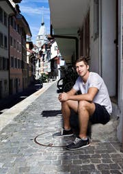 Lino Martschini in der Zuger Altstadt: Neu hat er eine NHL-Ausstiegsklausel im Vertrag. (Bild Stefan Kaiser)