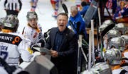 EVZ-Coach Harold Kreis (Mitte) hat heute gegen Ambri-Piotta wenig Personalsorgen. (Bild: Keystone/Patrick B. Kraemer)