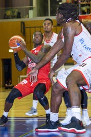 Austin Chatman von Swiss Central Basket, hier gegen Genf, machte 24 Punkte. (Bild: Martial Trezzini/Keystone)
