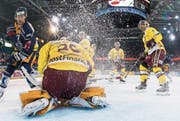 David McIntyre (links) war gegen Genève-Servette ein ständiger Unruheherd. Bild: Alexandra Wey/Keystone (Zug, 4. März 2017)