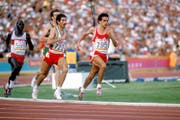 Markus Ryffel (rechts, Nr. 795) sprintet 1984 an den Olympischen Sommerspielen von Los Angeles zur Silbermedaille über 5000 m. Bild: Imago (Los Angeles, 9. April 1984)