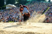 Kilian Wenger, im Bild am Rigischwinget 2013, vorne, wurde beim letzten Eidgenössischen Schwingfest zum Schwingerkönig erkoren. (Bild: Nadia Schärli / Neue LZ)