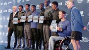 Die Präsentation vor dem Start: Tadesse Abraham und der Nottwiler Marcel Hug, der Favorit bei den Rollstuhlfahrern. (Bild: Richard Drew/AP (New York, 3. November 2017))