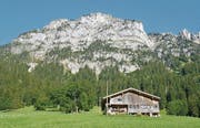 Unterwegs im Färmeltal, flankiert von der 2476 Meter hohen Spillgerte. (Bild: Quelle: Bundesamt für Landestopografie. Karte: oas)