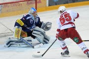 Der Lausanner Codey Buerki (rechts) im Duell gegen den Zuger Torhueter Gianluca Huser. (Bild: Keystone / Urs Flüeler)