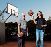 Präsident Hans Häfliger und Jelena Morgan (technische Leiterin) möchten mittelfristig den Frauenbasketball in Luzern wieder an die nationale Spitze führen. (Bild: Philipp Schmidli (Luzern, 19. April 2018))