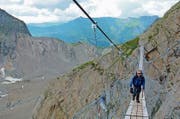 Alpin: Eine lange Hängebrücke führt zur ersten Unterkunft. (Bild: Quelle: Bundesamt für Landestopografie, Karte oas)