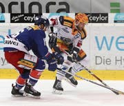 Der Zuger Viktor Stalberg (rechts) enteilt dem Klotener Edson Harlacher. (Bild: Patrick Straub/Freshfocus (Kloten, 26. Januar 2018))