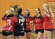 Die Volleya mit den Aussenangreiferinnen Esther Rohrer (Nummer 10), Celina Wirz (7) und Passeuse Seline Zumstein (8) freuen sich über den Sieg. (Bild: Beat Sauser (Sarnen, 18. November 2017))