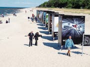 Spaziergang auf dem Fotokunstpfad im Sand – am Strand des Badeorts Zingst fand diesen Sommer bereits zum zehnten Mal das Umweltfotofestival «horizonte zingst» statt. (Bild: Angela Allemann)
