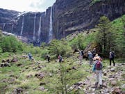 Die Wandergruppe steigt zu den Wasserfällen Castaño Overa des «Donnerbergs» Cerro Tronador auf. (Bild: Jürg J. Aregger)