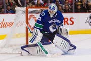 Spielt Vancouvers Nummer 1 bald im Dress des EV Zug? Der Schweizer Pass macht Cory Schneider für NLA-Klubs attraktiv. (Bild: EQ)