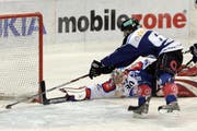 Der Puck ist schon drin: Diaz hat getroffen, Casutt doppelt nach. (Bild EQ Images)