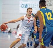 Ist die Drehscheibe im Spiel von Swiss Central: der 32-jährige Nemanja Kovacevic (am Ball). (Bild: Corinne Glanzmann (Luzern, 8. Januar 2017))