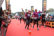 Läuferinnen triumphieren bei Zieleinlauf am Swiss City Marathon Lucerne beim Verkehrshaus. (Bild swiss-image.ch/Andy Mettler)