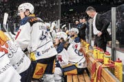 Ein enttäuschter EVZ-Headcoach Harold Kreis (rechts) im Zürcher Hallenstadion. (Bild: Ennio Leanza/Keystone (Zürich, 17. März 2018))