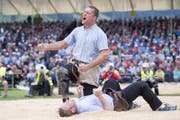 Das ging Ruckzuck: Marcel Mathis jubelt nach dem gewonnenen Schlussgang gegen Andreas Ulrich. (Bild: Urs Flüeler/Keystone)