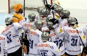 Verhaltener Siegerjubel bei den Zugern im Meisterschaftsspiel gegen den HC Lugano. (Bild: Keystone)