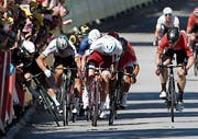 Chaotische Sprintankünfte: Mark Cavendish (links) stürzte in der gestrigen vierten Etappe wegen einer Ellbogenattacke durch Peter Sagan. (Bild: Yoan Valat/EPA (Vittel, 4. Juli 2017))