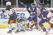 Die Zürcher (in Blau) bejubeln vor dem Zuger Tor den 4:1-Treffer. (Bild: Melanie Duchène/Keystone (Zürich, 13. März 2018))