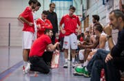 SCB-Trainer Danijel Eric (kniend) gibt seinen Spielern Anweisungen. (Bild: Manuela Jans-Koch (Luzern, 10. Dezember 2017))