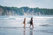 Wo der Dschungel aufhört, beginnt in Costa Rica der Pazifik: Am Playa Guiones in Nosara finden Surfer das ganze Jahr die perfekten Wellen und machen danach Yoga.