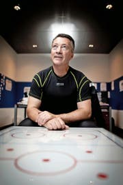 Gibt auch in den kommenden zwei Saisons beim EV Zug die Taktik vor: Trainer Harold Kreis hat seinen Vertrag vorzeitig bis 2017 verlängert. (Bild Philipp Schmidli)