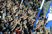 In Zukunft müssen sich die Gästefans beim Matchbesuch in Zug ausweisen. (Archivbild/Neue LZ)