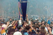 Der bislang grösste Zuger Erfolg: Meisterpokal 1998. (Bild: Keystone (Davos, 11. April 1998))