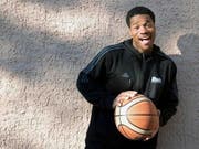 Hat er den Basketball in den Händen, strahlt er vor Freude: Richard Carter, Spielmacher von Swiss Central Basket und Liga-Topskorer. (Bild Eveline Beerkircher)