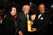 Doris und Hans Erni an der Verleihung den Swiss Award für sein Lebenswerk. Rechts im Bild: Laudator Adolf Ogi. (Bild André Häfliger/Neue LZ)