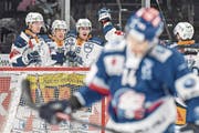 Carl Klingberg, Reto Suri und Raphael Diaz jubeln nach dem Tor zum 2:3. (Bild: Andy Mueller/freshfocus (Zürich, 19. Dezember 2017))