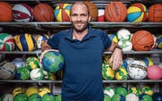 Viele seiner Spieler sind verletzt, er selbst kämpft mit den Folgen einer Schulteroperation: HCK-Trainer Heiko Grimm. (Bild: Philipp Schmidli (Kriens, 29. August 2017))