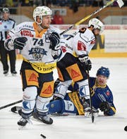 Johann Morant (links) entwischt mit dem Puck, während Teamkollege Fabian Schnyder seinen Davoser Gegenspieler Sven Jung (am Boden) in Schach hält. Bild: Gian Ehrenzeller/Keystone (Davos, 23. März 2017)
