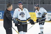 Lehrreiches Training: Livio Stadler erhält Anweisungen von Trainer Harold Kreis.