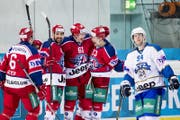 Da haben die Rapperswiler gut lachen: Michael Hügli (dritter von links) trifft zum 3:0 bereits im 1. Drittel. (Bild: Christian Merz / Keystone (Rapperswil, 21. November 2017))