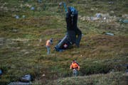 Experten der Armee dokumentieren die Wrackteile des Super Pumas beim Gotthard-Hospiz. (Bild: SAMUEL GOLAY (KEYSTONE/TI-PRESS))