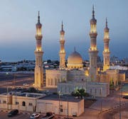 Abends wird die blendend weisse Scheich-Zayed-Moschee, Wahrzeichen von Ras al-Khaimah-City, beleuchtet. (Bild: fotolia)