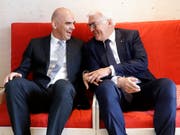 Gut gelaunt: Die Bundespräsidenten der Schweiz und Deutschlands, Alain Berset (l.) und Frank-Walter Steinmeier (r.), auf einer Couch im Solarhaus „NeighbourHub" im Freiburger Innovationsquartier Bluefactory. Steinmeier schloss am Donnerstag seinen zweitägigen Staatsbesuch in der Schweiz ab. (Bild: Keystone/PETER KLAUNZER)