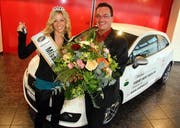 Miss Zentralschweiz Chantal Heggli erhält von Nidfeld-Geaschäftsführer Stefan Durrer Blumen, Auto und Schlüssel. (Bild André Häfliger/Neue LZ)