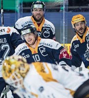 Da war die Zuger Eishockey-Welt noch in Ordnung: Dominic Lammer (Mitte, Nr. 10) hat soeben zum zweiten Mal geskort. (Bild: Christian Merz/Keystone (Zug, 9. Dezember 2017))