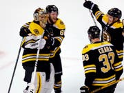 Darf sich nach dem 7:4-Sieg gegen die Toronto Maple Leafs und dem Weiterkommen feiern lassen: Bostons finnischer Goalie Tuukka Rask (Bild: KEYSTONE/AP/CHARLES KRUPA)