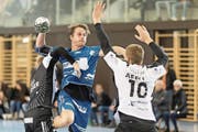 Der Krienser Peter Schramm (in Blau) schiesst auf das Gossauer Tor. (Bild: Michel Canonica (Gossau, 22. November 2017))