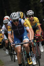 Nur kurze Zeit Leader: Fabio Aru (rechts). (Bild: Christophe Ena/AP (Foix, 14. Juli))