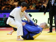Evelyne Tschopp (in weiss) holte in Tel Aviv zum zweiten Mal eine Bronzemedaille an Europameisterschaften. Hier besiegt Tschopp die Norwegerin Madelene Rubinstein (Bild: KEYSTONE/EPA/ABIR SULTAN)