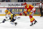 Zugs Garrett Roe (links) wird von Biel-Topskorer Marco Maurer zurückgehalten. (Bild: Peter Klaunzer / Keystone (Biel, 14. November 2017))